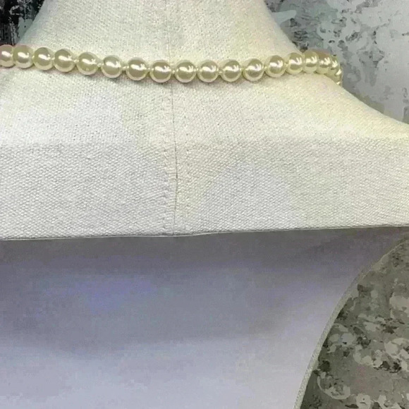 Faux Pearl Glass Necklace Single Strand - Picture 2 of 2